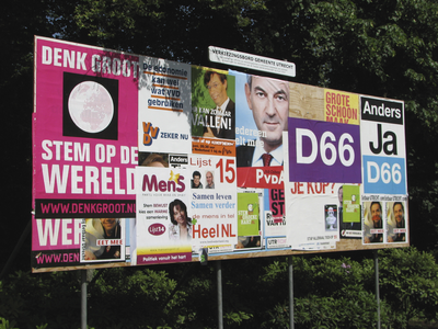 905356 Afbeelding van een gemeentelijk verkiezingsbord, met affiches van verschillende politieke partijen voor de ...